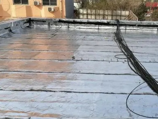 梧州卫生间漏水维修公司分享下梧州屋面楼顶防水刚性防水层施工要点。